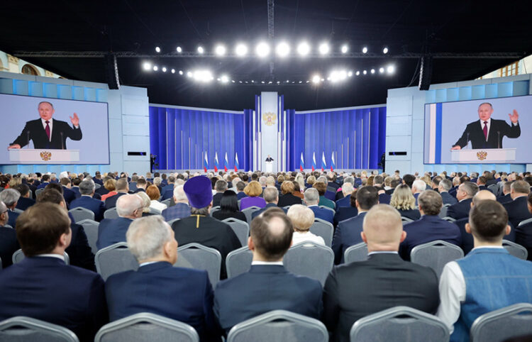 Ρωσία: Με ηχηρές απουσίες η ομιλία του Πούτιν – Μεντβέντεφ και Σλούτσκι... αποκοιμήθηκαν