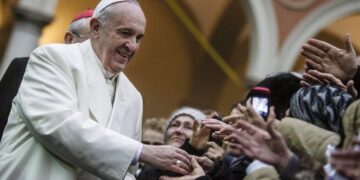 Ο πάπας Φραγκίσκος χαιρετά πιστούς σε ενορία της Ρώμης (φωτ.: EPA/Angelo Carconi)