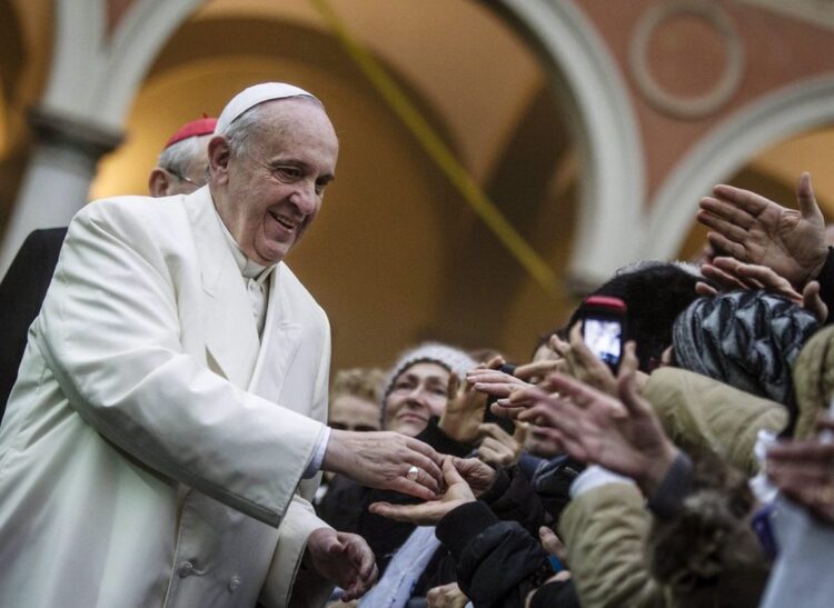 Ο πάπας Φραγκίσκος χαιρετά πιστούς σε ενορία της Ρώμης (φωτ.: EPA/Angelo Carconi)