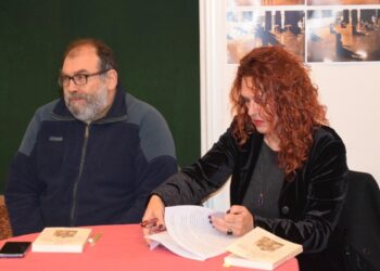 Την παρουσίαση συντόνισε η εκπαιδευτικός και συγγραφέας Σωσώ Μακρή, η οποία μίλησε για τη συλλογή μαζί με τον Δημήτρη Β. Προύσαλη (φωτ.: facebook/Dimitris Prousalis)