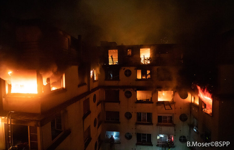 Το κτήριο που παρέδωσε στις φλόγες η Εσιά Μπουλαρές (φωτ.: EPA / Benoit Moser / BSPP)