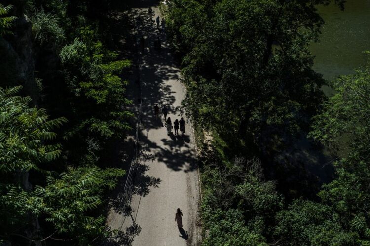 Πολίτες απολαμβάνουν τη βόλτα τους στο πάρκο Μπιτ Σομόν. Πρόκειται για έναν χώρο αναψυχής, ο οποίος προσφέρεται για περιπάτους και άσκηση (φωτ.: EPA/Yoan Vala)