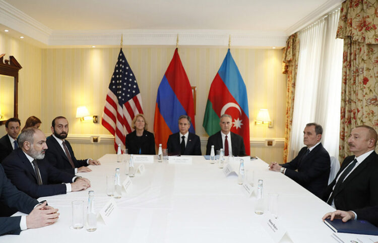 Στιγμιότυπο από τη συνάντηση Πασινιάν-Αλίεφ στο Μόναχο παρουσία του Μπλίνκεν (πηγή: en.armradio.am)