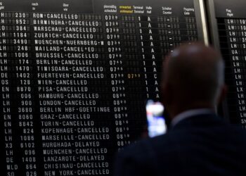 Η λέξη «ακυρώνεται» αναγράφεται δίπλα σε όλες τις πτήσεις που εμφανίζονται στον ενημερωτικό πίνακα, στο αεροδρόμιο της Φρανκφούρτης (φωτ.: EPA/Hosam Katan)