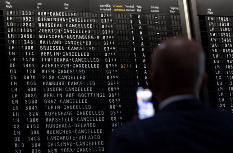 Η λέξη «ακυρώνεται» αναγράφεται δίπλα σε όλες τις πτήσεις που εμφανίζονται στον ενημερωτικό πίνακα, στο αεροδρόμιο της Φρανκφούρτης (φωτ.: EPA/Hosam Katan)