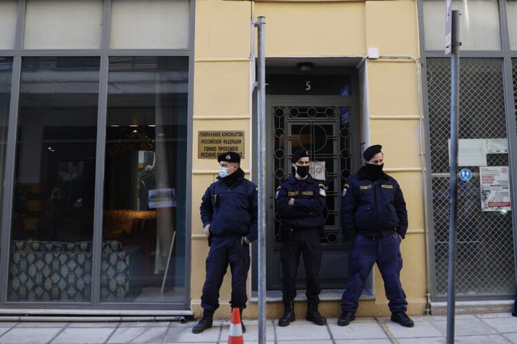 Αστυνομικοί φρουρούν την είσοδο του ρωσικού προξενείου στη Θεσσαλονίκη (φωτ.: ΑΠΕ-ΜΠΕ/Δημήτρης Τοσίδης)