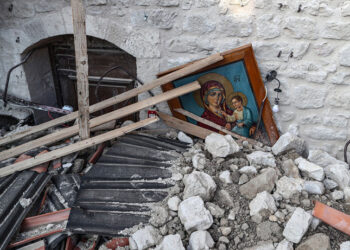 Εικόνα από την εκκλησία του Αγίου Γεωργίου, που καταστράφηκε από το σεισμό των 7,8 Ρίχτερ, στο Αλτίνοζου της επαρχίας Χατάι στην Τουρκία (φωτ.: EPA /  Erdem Sahin)