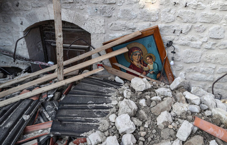 Εικόνα από την εκκλησία του Αγίου Γεωργίου, που καταστράφηκε από το σεισμό των 7,8 Ρίχτερ, στο Αλτίνοζου της επαρχίας Χατάι στην Τουρκία (φωτ.: EPA /  Erdem Sahin)
