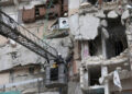 Διασώστες σε πολυκατοικία που έχει καταρρεύσει στην πόλη Ιντλίμπ της Συρίας (φωτ.: EPA / Yahya Nemah)