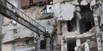 Διασώστες σε πολυκατοικία που έχει καταρρεύσει στην πόλη Ιντλίμπ της Συρίας (φωτ.: EPA / Yahya Nemah)