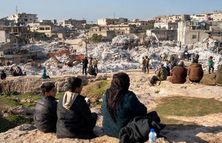 Κάτοικοι στην πόλη Χαρίμ, κοντά στην Ιντλίμπ της Συρίας, παρακολουθούν τους διασώστες (φωτ.: EPA / Karam Al-Masri)