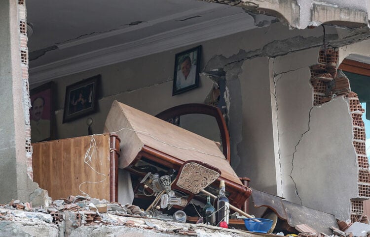Μόνο οι φωτογραφίες έχουν μείνει στη θέση τους στο κατεστραμμένο διαμέρισμα στο Χατάι (φωτ.: EPA / Erdem Sahin)