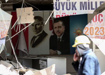 Κατεστραμμένο γραφείο του κυβερνώντος AKP στην Τουρκία, μετά το σεισμό που έπληξε και την επαρχία Γκαζιάντεπ (φωτ.: EPA / Sedat Suna)