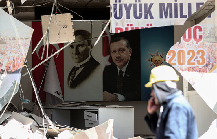 Κατεστραμμένο γραφείο του κυβερνώντος AKP στην Τουρκία, μετά το σεισμό που έπληξε και την επαρχία Γκαζιάντεπ (φωτ.: EPA / Sedat Suna)