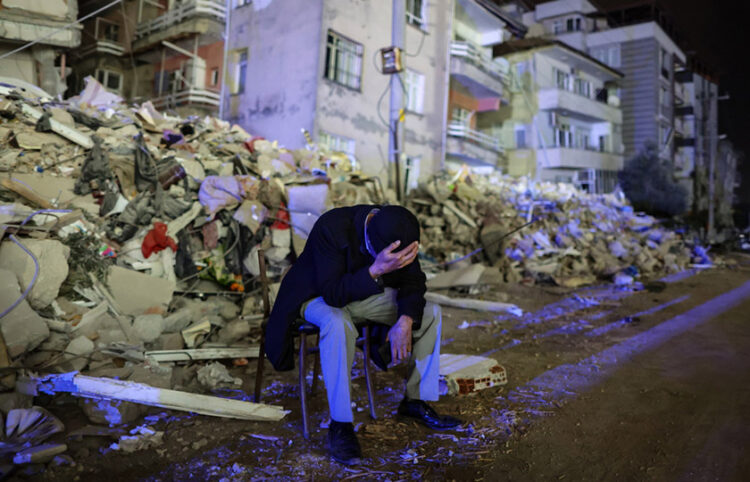 Ένας ηλικιωμένος σε απόγνωση μετά τον νέο σεισμό που έπληξε την επαρχία Χατάι στην Τουρκία, στις 20 Φεβρουαρίου (φωτ.: EPA / Erdem Sahin)