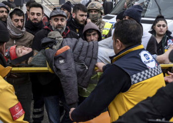 Διασώστες μεταφέρουν γυναίκα που απεγκλωβίστηκε από κτήριο στο Ντιγιάρμπακιρ στη νοτιοανατολική Τουρκία (φωτ.: EPA / Refik Tekin)