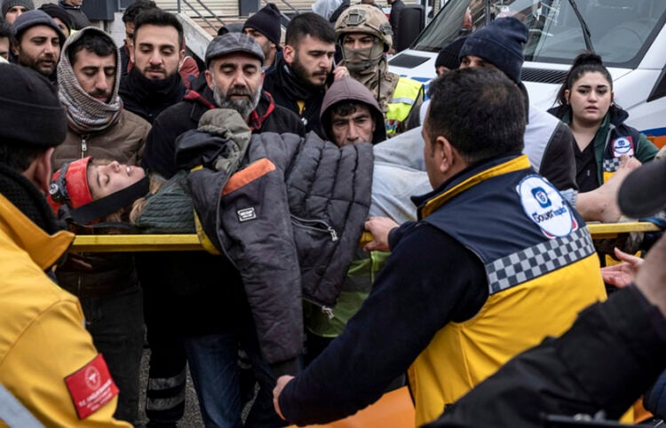 Διασώστες μεταφέρουν γυναίκα που απεγκλωβίστηκε από κτήριο στο Ντιγιάρμπακιρ στη νοτιοανατολική Τουρκία (φωτ.: EPA / Refik Tekin)