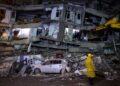 Διασώστες αναζητούν επιζώντες σε κτήριο που έχει καταρρεύσει, στο Ντιγιαρμπακίρ της Τουρκίας (φωτ.: EPA/Refik Tekin)