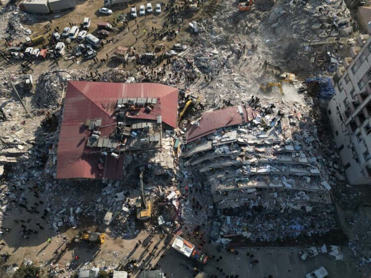 Φωτογραφία από drone δείχνει τα σωστικά συνεργεία να αναζητούν επιζώντες σε κτήριο που έχει καταρρεύσει στο Καχραμανμαράς (φωτ.: EPA/Abir Sultan)