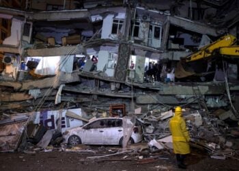 Διασώστες αναζητούν επιζώντες σε κτήριο που έχει καταρρεύσει, στο Ντιγιαρμπακίρ της Τουρκίας (φωτ.: EPA/Refik Tekin)