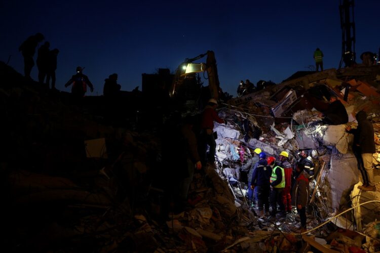 Σωστικά συνεργεία εξακολουθούν να αναζητούν επιζώντες σε κτήριο στην πόλη Αντιγιαμάν, στη νοτιοανατολική Τουρκία (φωτ.: EPA/Sedat Suna)