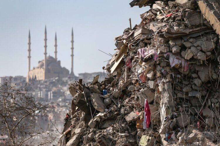 Το τζαμί του Αμπντουλχαμίντ Χαν διακρίνεται στο βάθος των ερειπίων στο Καραμανμαράς. Στην Τουρκία περίπου 345.000 διαμερίσματα εκτιμάται ότι έχουν καταστραφεί από το σεισμό (φωτ.: EPA/Erdem Sahin)