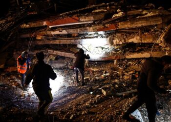Διασώστες προσπαθούν να εντοπίσουν επιζώντες ανάμεσα στα συντρίμμια κτηρίου στην πόλη Καχραμαναράς (φωτ.: EPA/Sedat Suna)