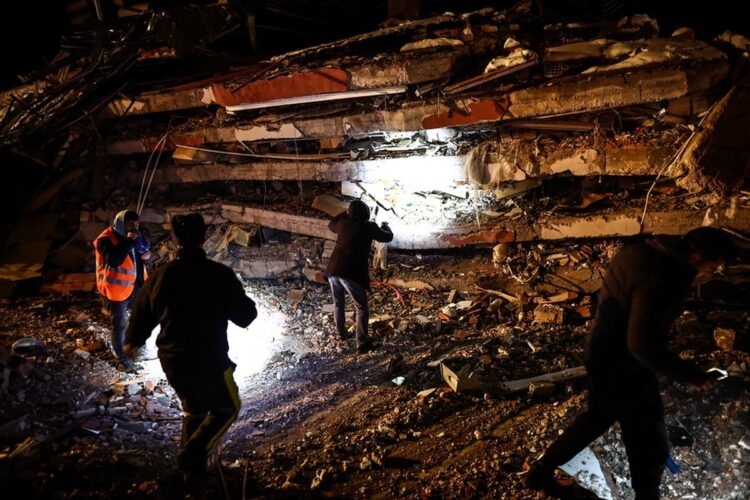Διασώστες προσπαθούν να εντοπίσουν επιζώντες ανάμεσα στα συντρίμμια κτηρίου στην πόλη Καχραμαναράς (φωτ.: EPA/Sedat Suna)