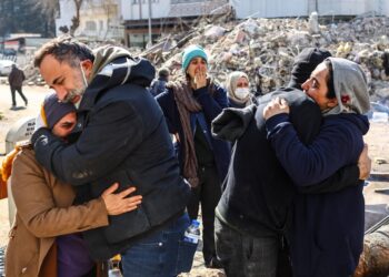 Πολίτες περιμένουν εναγωνίως για νέα των δικών τους που παραμένουν αγνοούμενοι, έξι ημέρες μετά τον φονικό σεισμό, στην πόλη Αντιγιαμάν, στην Τουρκία (φωτ.: EPA/Sedat Suna)