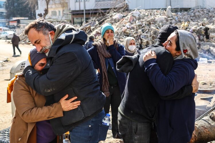 Πολίτες περιμένουν εναγωνίως για νέα των δικών τους που παραμένουν αγνοούμενοι, έξι ημέρες μετά τον φονικό σεισμό, στην πόλη Αντιγιαμάν, στην Τουρκία (φωτ.: EPA/Sedat Suna)