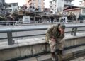 Τούρκος στρατιώτης αντιδρά μπροστά από κτήριο που έχει καταρρεύσει στο Χατάι (φωτ.: EPA/Erdem Sahin)