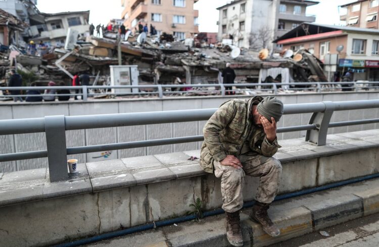 Τούρκος στρατιώτης αντιδρά μπροστά από κτήριο που έχει καταρρεύσει στο Χατάι (φωτ.: EPA/Erdem Sahin)