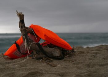 Σωσίβιο έχει ξεβραστεί στην ακτή μετά από το ναυάγιο, που  μέχρι στιγμής έχει στοιχίσει τη ζωή σε 64 ανθρώπους (φωτ.: EPA/Carmelo Imbesi)