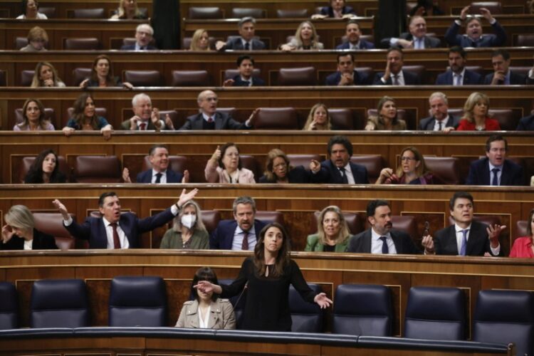 Εικόνα από το ισπανικό Κοινοβούλιο, όταν η υπουργός Ισότητας Ιρένε Μοντέρο είχε προκαλέσει «αναταραχή» στην αντιπολίτευση με το νόμο «Μόνο το ναι είναι ναι» (φωτ. αρχείου: EPA/J.C. Hidalgo)