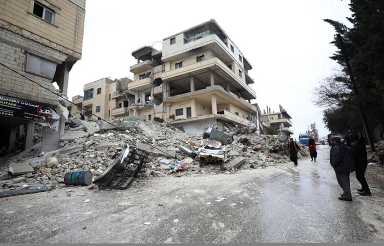 Κατεστραμμένο κτήριο στην πόλη Αρμανάζ στη βορειοδυτική Συρία που χτυπήθηκε από το σεισμό (φωτ.: EPA / Yahya Nemah)