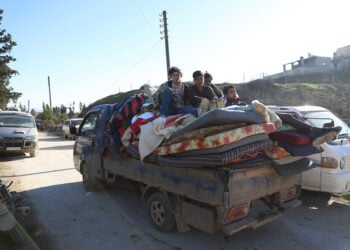Σύροι εγκαταλείπουν τις εστίες τους λίγες μέρες μετά τον καταστροφικό σεισμό (φωτ.: EPA / Yahya Nemah)