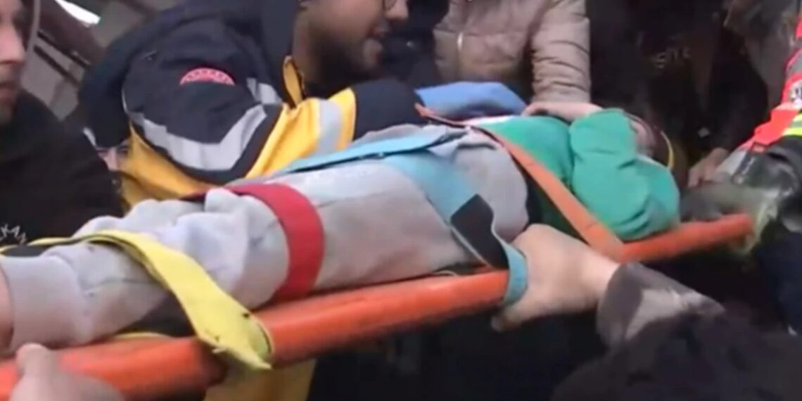 Στιγμιότυπο από τη διάσωση της 6χρονης από τους Έλληνες διασώστες της ΕΜΑΚ (φωτ.: YouTube)