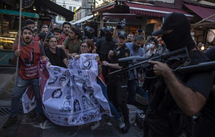 Στιγμιότυπο από επεισόδια κατά τη διάρκεια διαδήλωσης στην Κωνσταντινούπολη, για την επέτειο από τον αιματηρό βομβαρδισμό του Σουρούτς (φωτ.: EPA/Erdem Sahin)