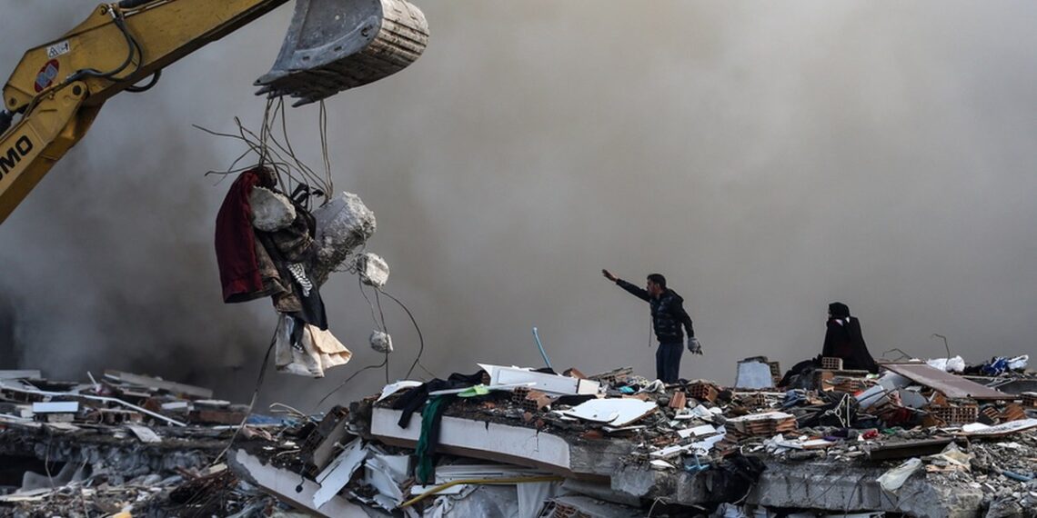 Πολίτες αναζητούν επιζώντες στα ερείπια κτιρίου στο Ισκεντερούν, στην Τουρκία (φωτ.: EPA/Erdem Sahin)