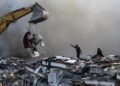Πολίτες αναζητούν επιζώντες στα ερείπια κτιρίου στο Ισκεντερούν, στην Τουρκία (φωτ.: EPA/Erdem Sahin)
