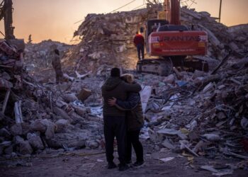 Πολίτες αγκαλιάζονται μπροστά από κατεστραμμένα κτήρια στην επαρχία Χατάι. Περισσότεροι από 37.000 άνθρωποι έχουν πεθάνει μέχρι στιγμής, ωστόσο όσο ανασύρουν επιζώντες, η ελπίδα δεν σβήνει (φωτ.: EPA/Martin Divisek)
