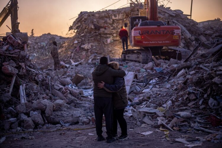 Πολίτες αγκαλιάζονται μπροστά από κατεστραμμένα κτήρια στην επαρχία Χατάι. Περισσότεροι από 37.000 άνθρωποι έχουν πεθάνει μέχρι στιγμής, ωστόσο όσο ανασύρουν επιζώντες, η ελπίδα δεν σβήνει (φωτ.: EPA/Martin Divisek)