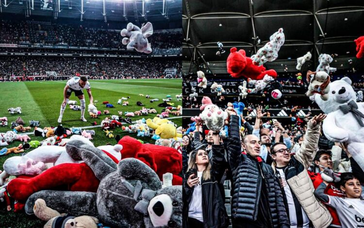 Χιλιάδες οπαδοί της ομάδας Μπεσίκτας στην Κωνσταντινούπολη πέταξαν λούτρινα αρκουδάκια στο στάδιο Ινονού σήμερα το βράδυ κατά τη διάρκεια του αγώνα με την Αντάλιασπορ, προκειμένου να τιμήσουν τα παιδιά-θύματα του σεισμού της 6ης Φεβρουαρίου (φωτ.: twitter)