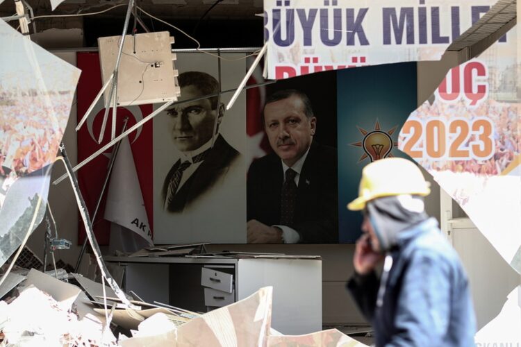 Πορτραίτα του Μουσταφά Κεμάλ και του Ρετζέπ Ταγίπ Ερντογάν κρέμονται σε κατεστραμμένο από το σεισμό κτήριο, σε πολιτικό γραφείο του ΑΚΡ, στο Γκαζιαντέπ (φωτ.: EPA/Sedat Suna)