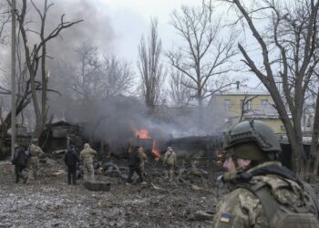 Ουκρανικά σωστικά συνεργεία ερευνούν για επιζώντες σε σημείο όπου κατέπεσε ρωσικός πύραυλος, στο Κράματορσκ, στην περιοχή του Ντόνετσκ (φωτ.: EPA/Sergey Shestak)