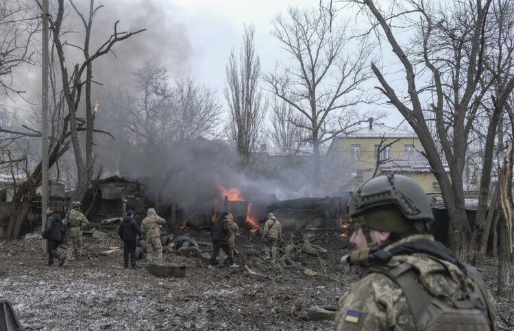 Ουκρανικά σωστικά συνεργεία ερευνούν για επιζώντες σε σημείο όπου κατέπεσε ρωσικός πύραυλος, στο Κράματορσκ, στην περιοχή του Ντόνετσκ (φωτ.: EPA/Sergey Shestak)