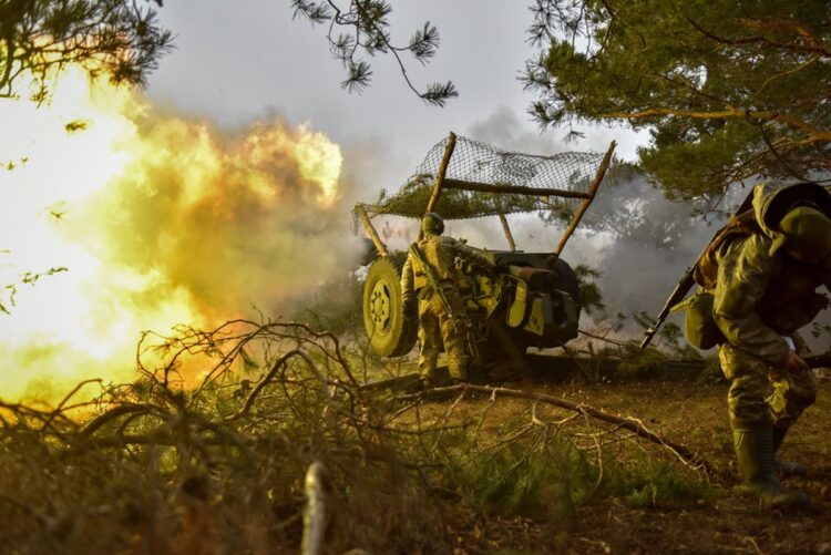 Ουκρανοί στρατιώτες πυροβολούν εναντίον ρωσικών στόχων στην περιοχή του Ντόνετσκ (φωτ.: EPA/Oleg Petrasyuk)