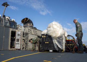 Ναύτες του Αμερικανικού Ναυτικού χειρίζονται τα απομεινάρια του μπαλονιού που περισυλλέχθηκαν από τον Ατλαντικό Ωκεανό προκειμένου να αναλυθούν (φωτ.: ΕΡΑ/Αμερικανό Ναυτικό)