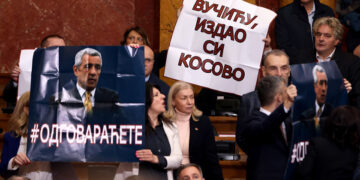 «Βούτσιτς, ξεπούλησες το Κόσοβο» γράφει το πλακάτ που κρατούν ακροδεξιοί βουλευτές (φωτ.: EPA / Andrej Cukic)