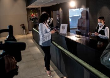 Ξενοδοχείο του Βερολίνου ήδη εφαρμόζει το ψηφιακό check in από το «έξυπνο» κινητό του πελάτη (φωτ.: EPA/Filip Singer)